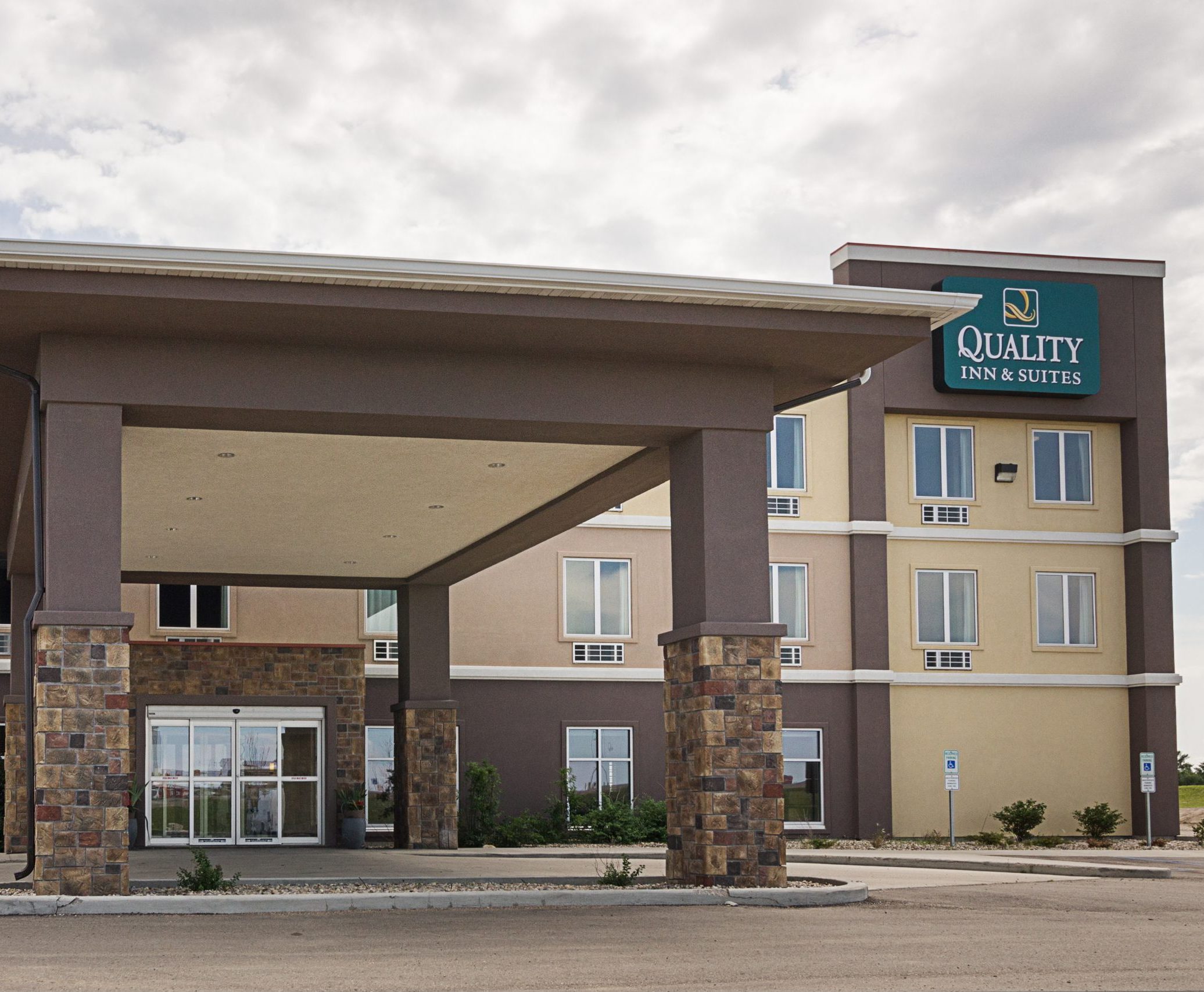 hotel, motel, quality inn and suites, places to stay, lodging